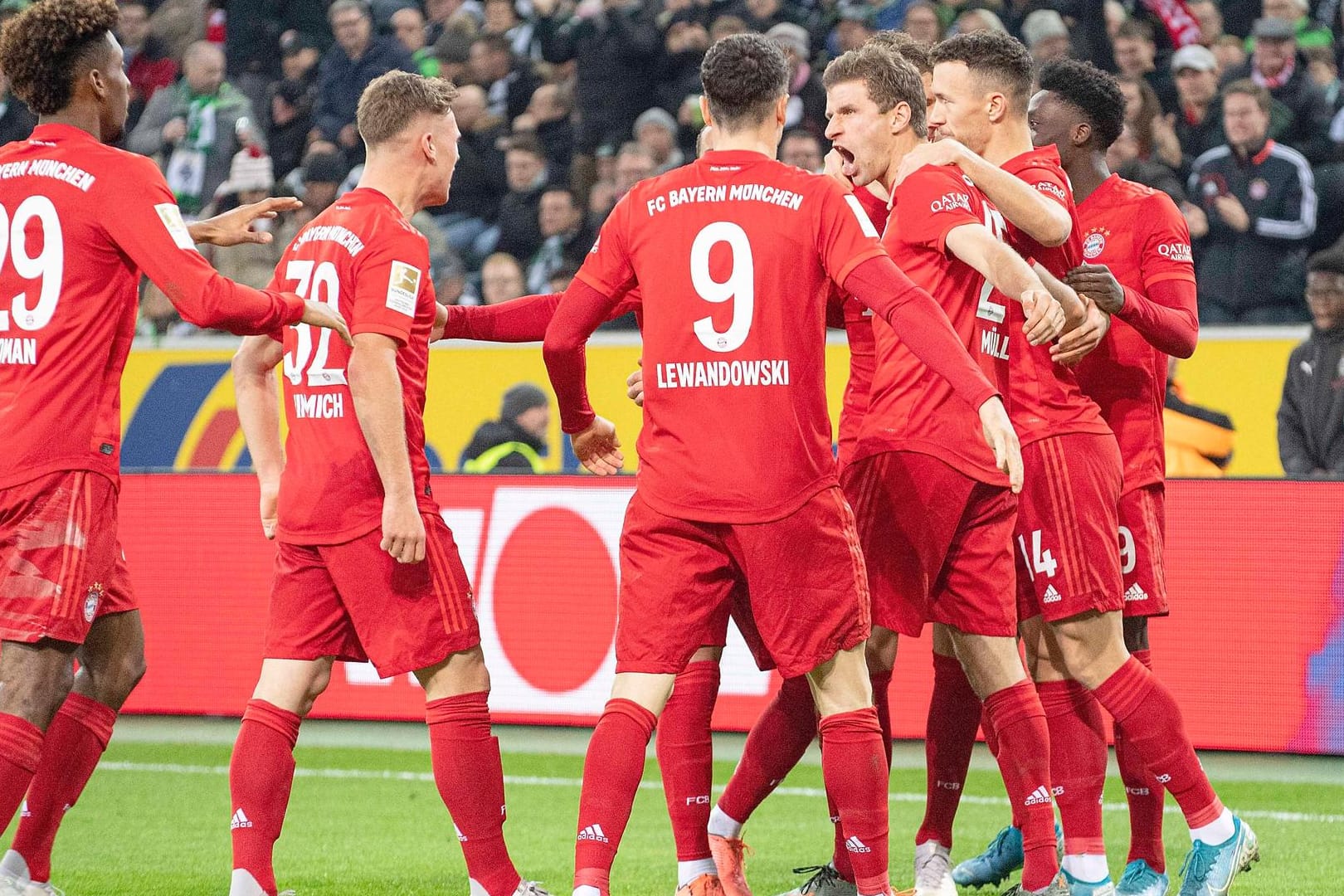 Bayern-Spieler während eines Spiels gegen Borussia Mönchengladbach am Samstag: Der Bundesliga-Profi hat nun auch eine eSport-Mannschaft.