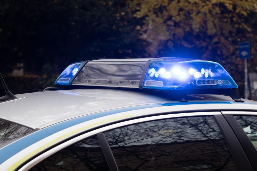 Blaulicht auf einem Einsatzfahrzeug: Die Polizei ermittelt in einem Familienstreit, der am Wochenende eskalierte.