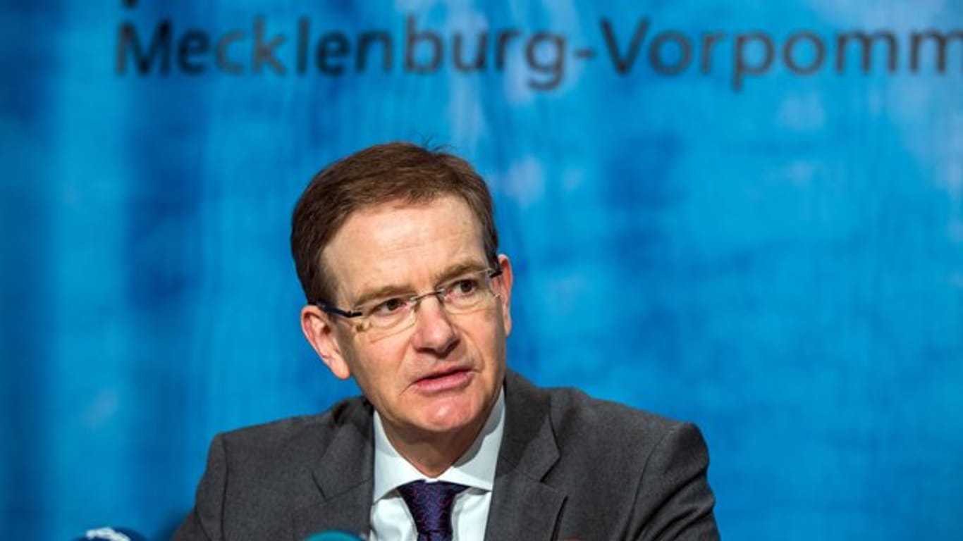 Jürgen Buchwalt spricht auf einer Pressekonferenz