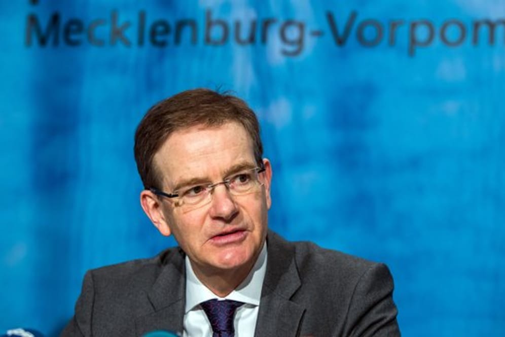 Jürgen Buchwalt spricht auf einer Pressekonferenz