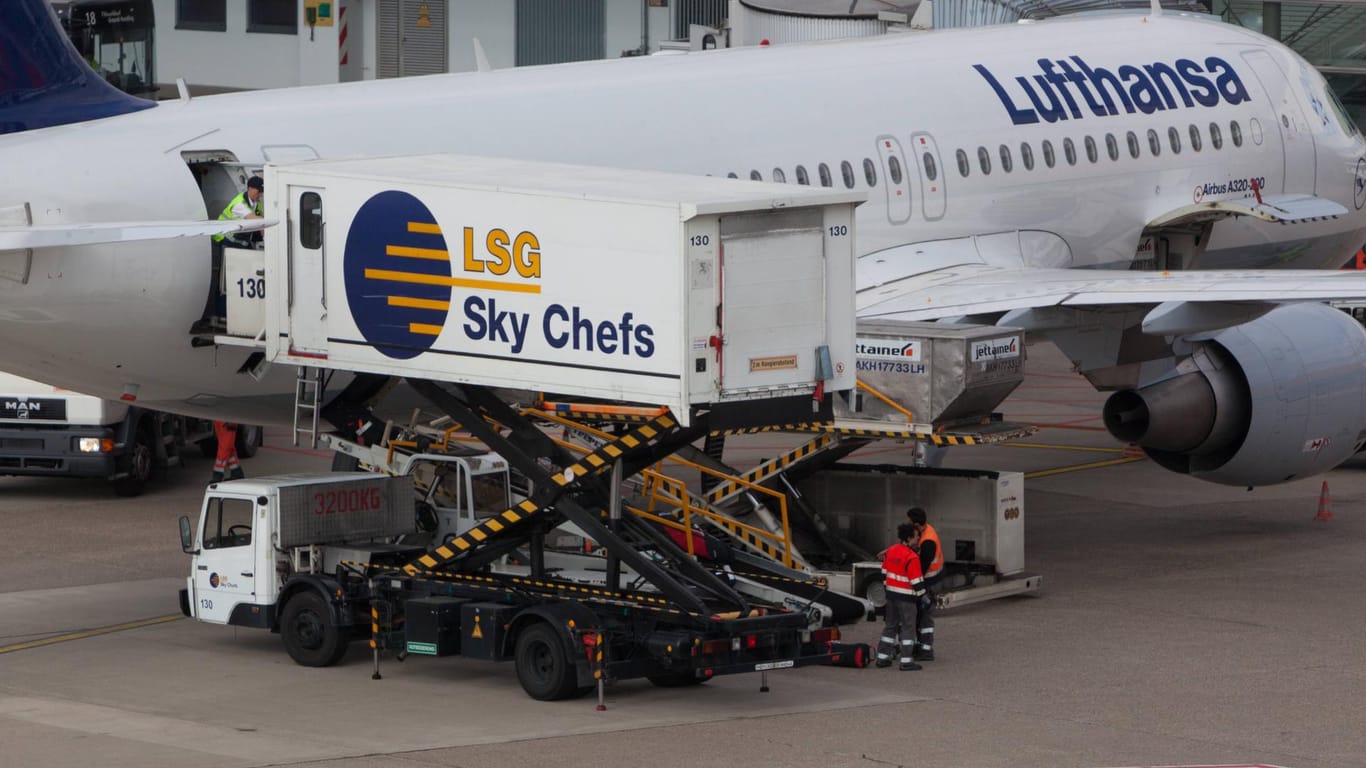 LSG Sky Chefs beim Beladen eines Flugzeugs der Lufthansa: Insgesamt sind bei der LSG weltweit etwa 35.500 Menschen beschäftigt.
