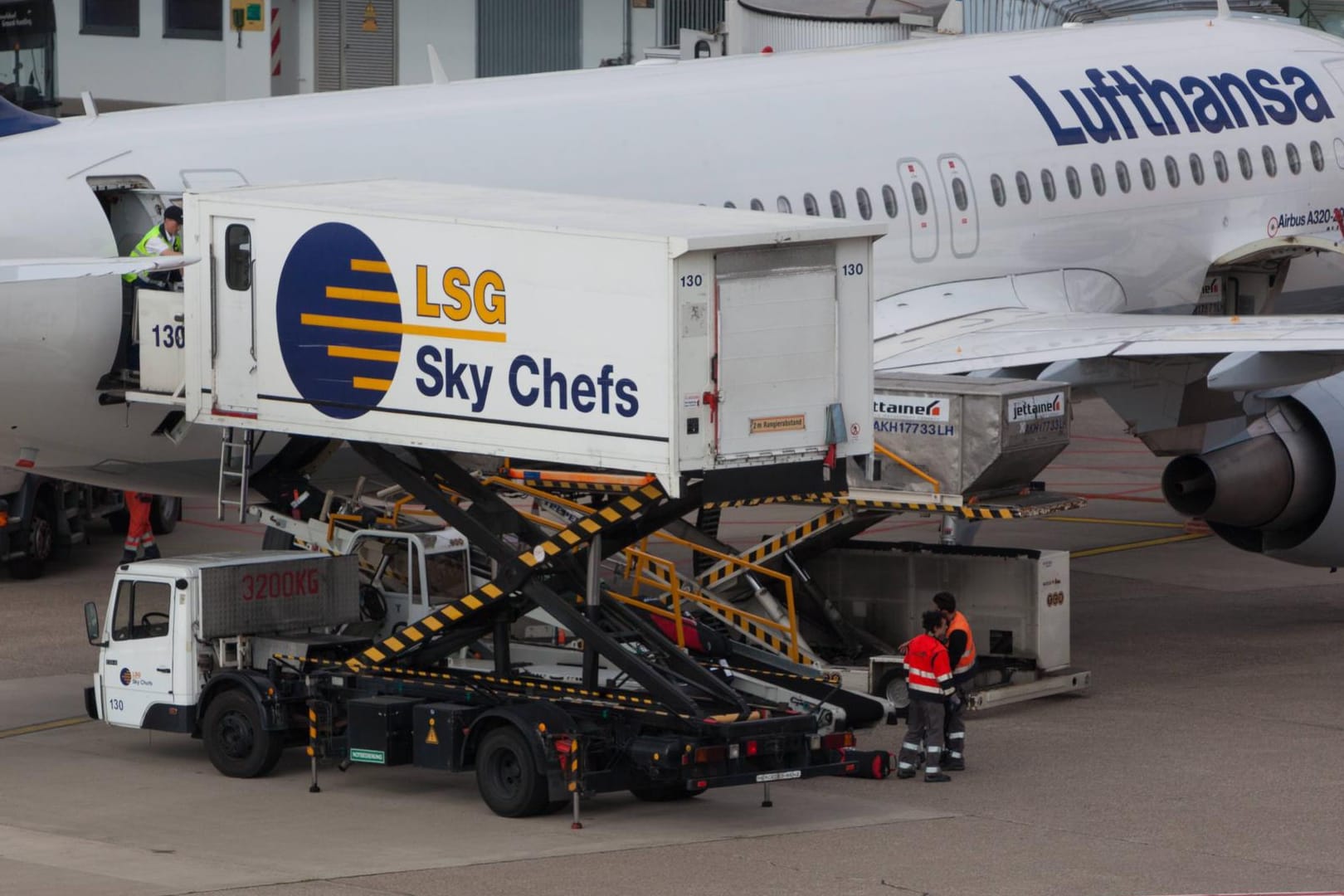 LSG Sky Chefs beim Beladen eines Flugzeugs der Lufthansa: Insgesamt sind bei der LSG weltweit etwa 35.500 Menschen beschäftigt. LSG Sky Chefs beim Beladen eines Flugzeugs der Lufthansa: Insgesamt sind bei der LSG weltweit etwa 35.500 Menschen beschäftigt.