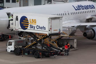 LSG Sky Chefs beim Beladen eines Flugzeugs der Lufthansa: Insgesamt sind bei der LSG weltweit etwa 35.500 Menschen beschäftigt.