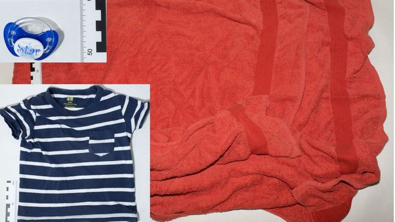 Handtuch, T-shirt und Schnuller: Mit den Gegenständen sucht die Polizei die leibliche Mutter des ausgesetzten Neugeborenen.