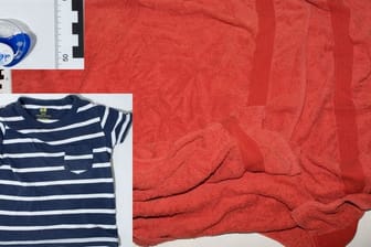 Handtuch, T-shirt und Schnuller: Mit den Gegenständen sucht die Polizei die leibliche Mutter des ausgesetzten Neugeborenen.