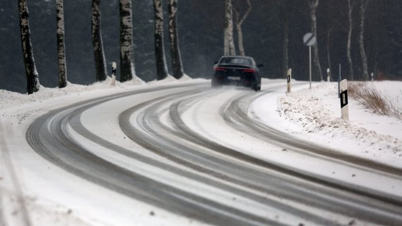 Keine Hektik bei winterlichen Straßenverhältnissen: Hat es geschneit, planen Autofahrer lieber mehr Zeit als sonst für ihre gewohnten Strecken ein.