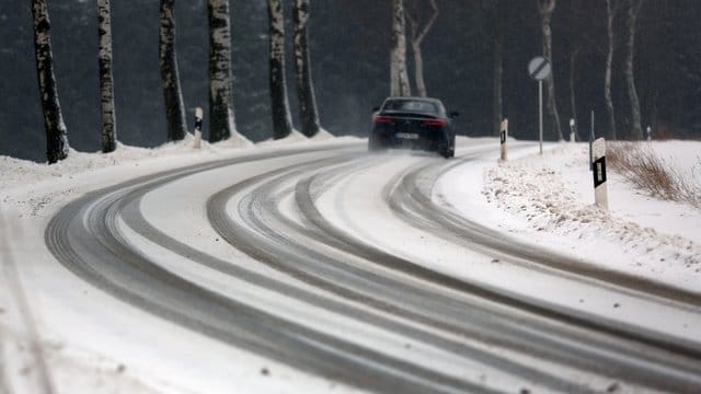 Keine Hektik bei winterlichen Straßenverhältnissen: Hat es geschneit, planen Autofahrer lieber mehr Zeit als sonst für ihre gewohnten Strecken ein. Keine Hektik bei winterlichen Straßenverhältnissen: Hat es geschneit, planen Autofahrer lieber mehr Zeit als sonst für ihre gewohnten Strecken ein.