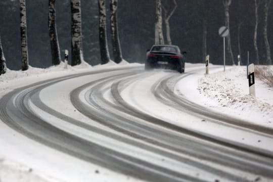 Keine Hektik bei winterlichen Straßenverhältnissen: Hat es geschneit, planen Autofahrer lieber mehr Zeit als sonst für ihre gewohnten Strecken ein.