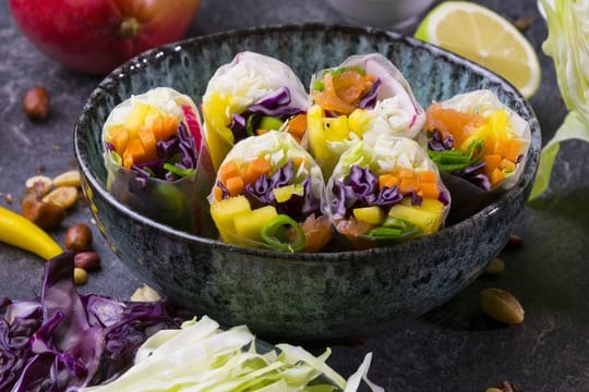 Sommerrollen mit Spitzkohl: Die winterlichen Sommerrollen sind mit Spitz- und Rotkohl sowie Lachs-Streifen, Möhren- und Mangostiften gefüllt.