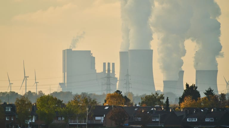 Ein Kohlekraftwerk: Mittlerweile beschäftigen sich immer mehr Menschen mit den Risiken der Erderwärmung und deren Folgen.