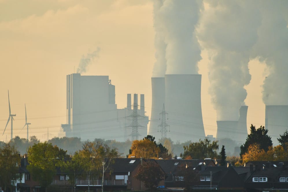 Ein Kohlekraftwerk: Mittlerweile beschäftigen sich immer mehr Menschen mit den Risiken der Erderwärmung und deren Folgen.