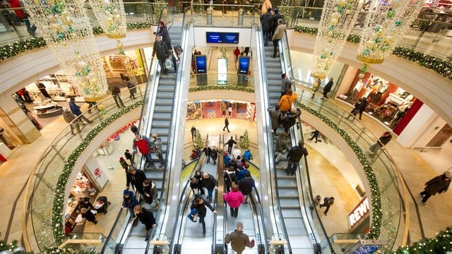 Mittels neuer Technologien wird untersucht, welche Abteilungen ein Kunde im Kaufhaus wie lange besucht. Mittels neuer Technologien wird untersucht, welche Abteilungen ein Kunde im Kaufhaus wie lange besucht.