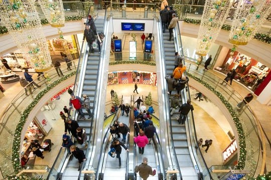 Mittels neuer Technologien wird untersucht, welche Abteilungen ein Kunde im Kaufhaus wie lange besucht. Mittels neuer Technologien wird untersucht, welche Abteilungen ein Kunde im Kaufhaus wie lange besucht.