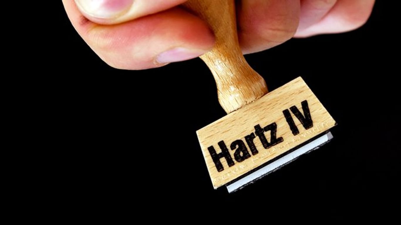 Fast eine Million Menschen beziehen seit mindestens zehn Jahren dauerhaft Hartz-IV-Leistungen.