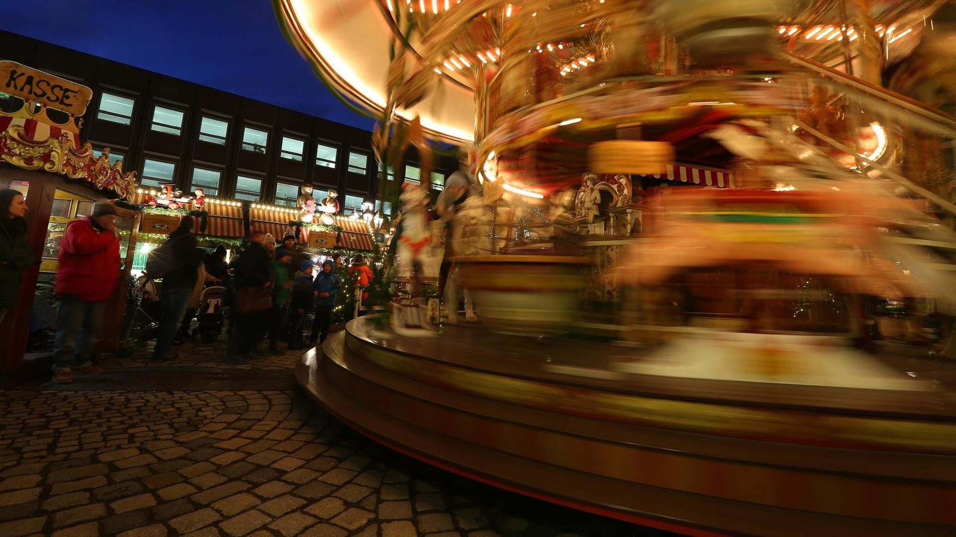 Ein Karussell dreht sich: Auf der Nürnberger Kinderweihnacht gab es einen rassistischen Vorfall. Ein Karussell dreht sich: Auf der Nürnberger Kinderweihnacht gab es einen rassistischen Vorfall.