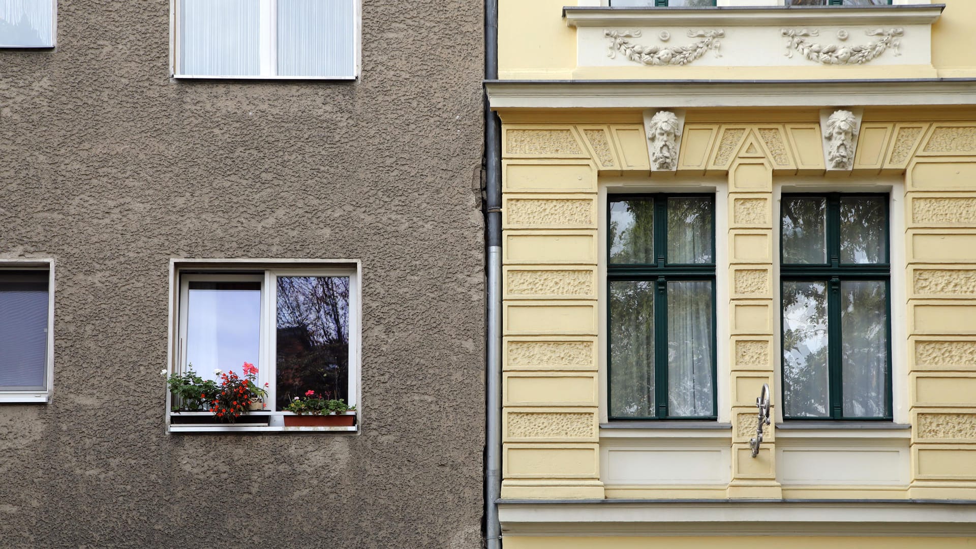 Sanierte und unsanierte Fassade in Berlin-Kreuzberg: Kritiker des Mietendeckels befürchten, dass weniger saniert wird.