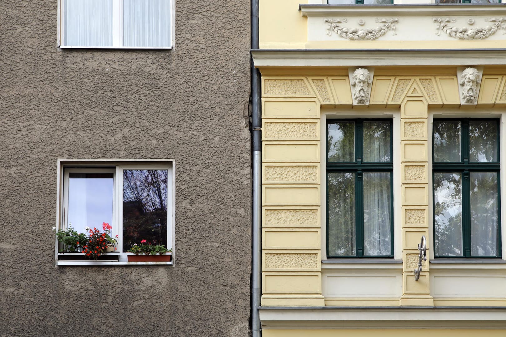 Sanierte und unsanierte Fassade in Berlin-Kreuzberg: Kritiker des Mietendeckels befürchten, dass weniger saniert wird.