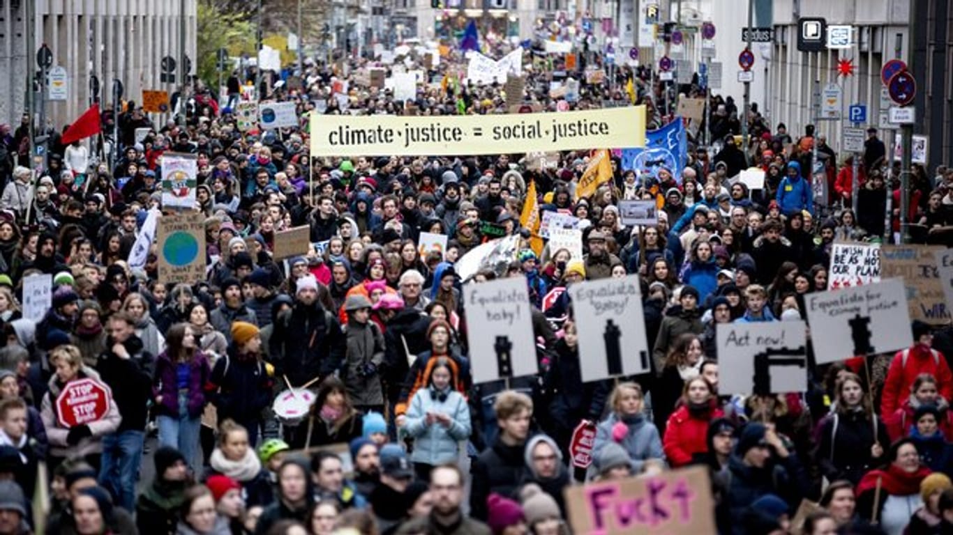Ein Demonstrationszug von Fridays For Future zum Aktionstag für mehr Klimaschutz zieht über die Reinhardtstraße in Berlin.