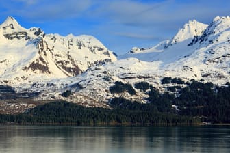 Alaska in den USA: Bei minus 35 Grad hat ein fünfjähriges Kind ein Baby fast einen Kilometer durch die Eiseskälte getragen – vorher waren beide von der Mutter allein gelassen worden.