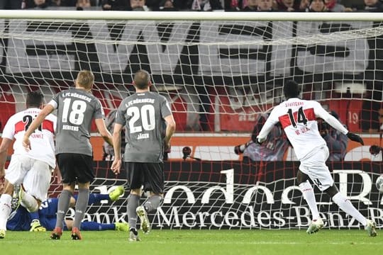 Silas Wamangituka (r) leitete mit seinem Elfmetertor zum 1:1 die Wende gegen Nürnberg ein.