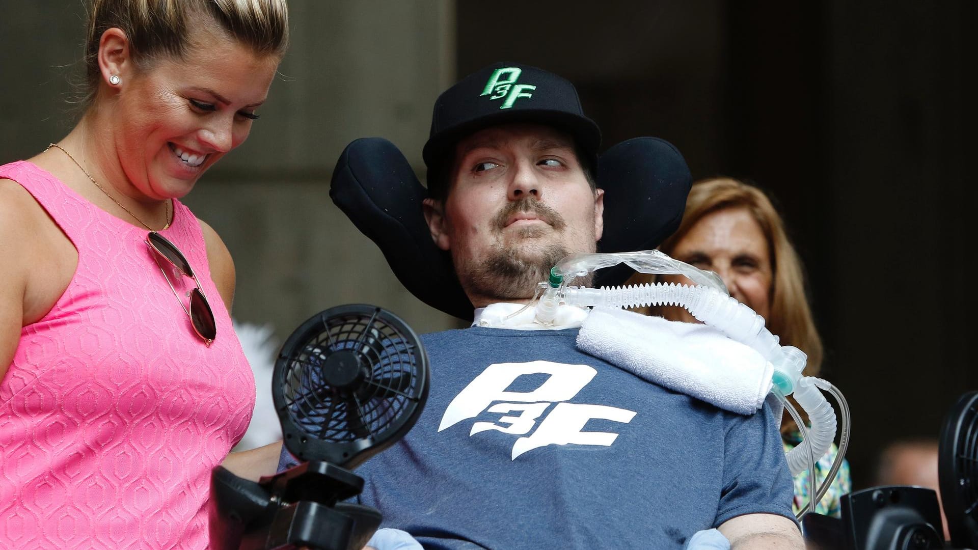 Pete Frates: Der Mitinitiator der "Ice Bucket Challenge" mit seiner Frau Julie während einer Zeremonie in der City Hall in Boston.