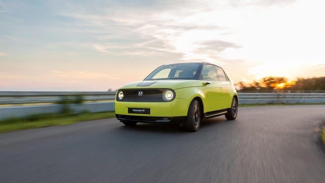 Der Honda E kommt zwar in Retro-Optik daher, ist mit seinem Elektromotor aber zugleich ein Sinnbild für den Aufbruch der Japaner in die Ära der E-Mobilität. Der Honda E kommt zwar in Retro-Optik daher, ist mit seinem Elektromotor aber zugleich ein Sinnbild für den Aufbruch der Japaner in die Ära der E-Mobilität.