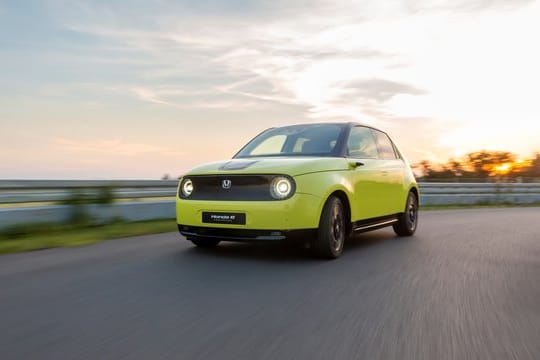 Der Honda E kommt zwar in Retro-Optik daher, ist mit seinem Elektromotor aber zugleich ein Sinnbild für den Aufbruch der Japaner in die Ära der E-Mobilität.