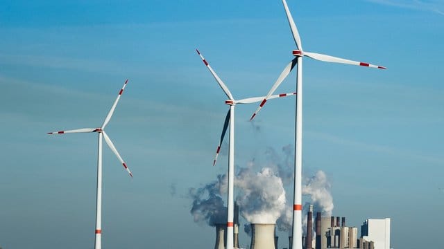 Windräder stehen vor dem Braunkohlekraftwerk Neurath. Windräder stehen vor dem Braunkohlekraftwerk Neurath.