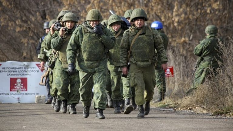 Von Russland unterstützte ostukrainische Separatisten haben mit einem weiteren Truppenabzug begonnen.