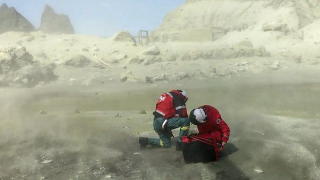 Rettungskräfte auf der Vulkaninsel White Island. Rettungskräfte auf der Vulkaninsel White Island.