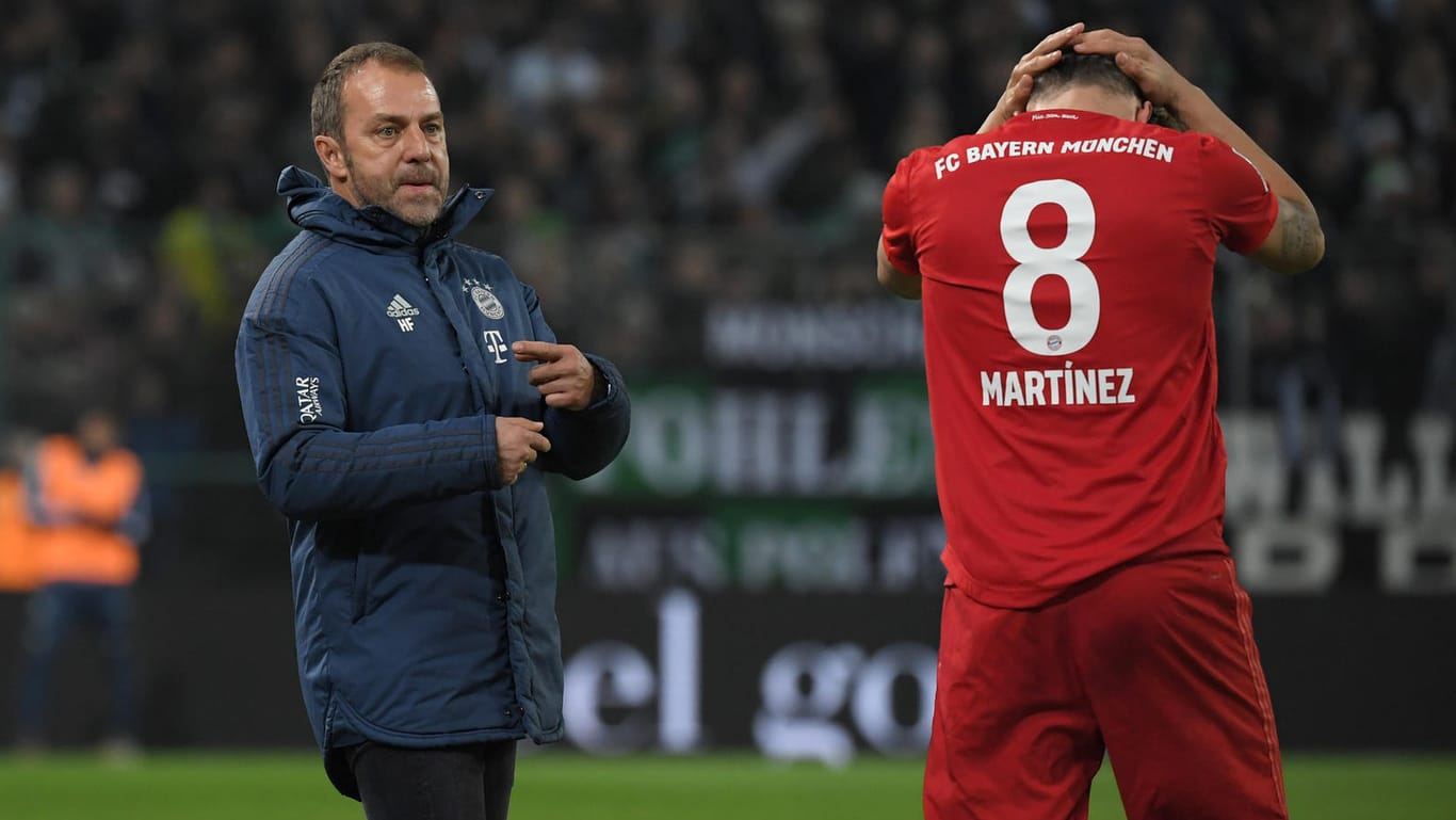 Hansi Flick und sein Spieler Javi Martinez: die Bayern gehen mit einem Negativerlebnis in das Königsklassen-Spiel.