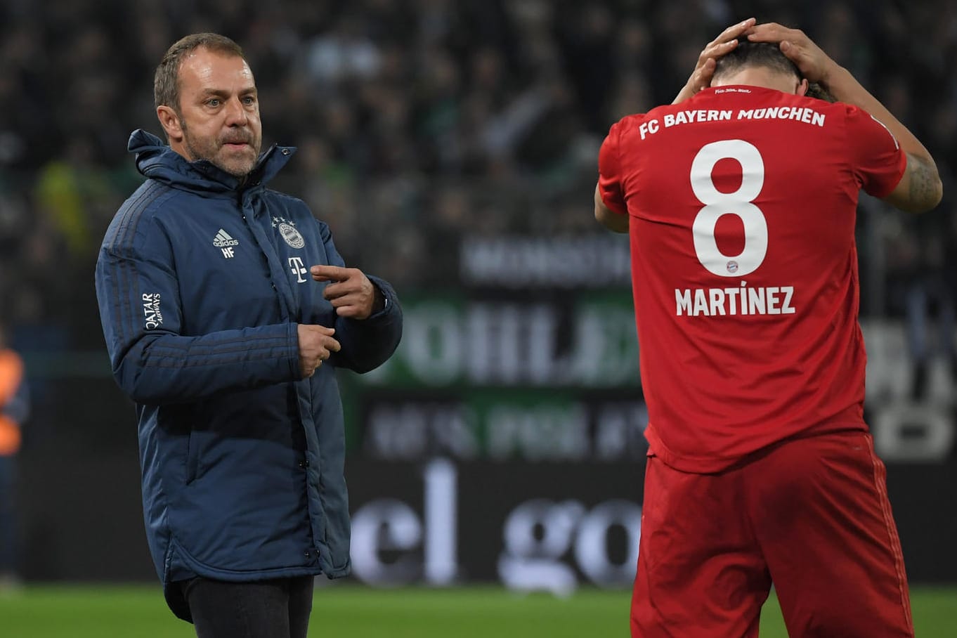 Hansi Flick und sein Spieler Javi Martinez: die Bayern gehen mit einem Negativerlebnis in das Königsklassen-Spiel.