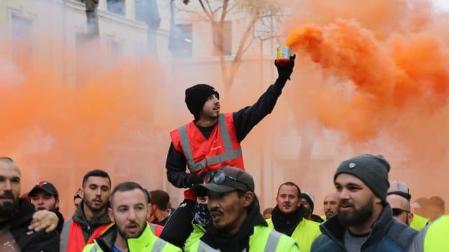 In Marseille protestieren Demonstranten gegen die geplante Rentenreform von Präsident Macron. In Marseille protestieren Demonstranten gegen die geplante Rentenreform von Präsident Macron.