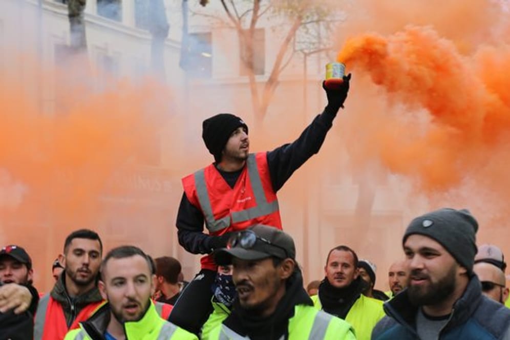In Marseille protestieren Demonstranten gegen die geplante Rentenreform von Präsident Macron.