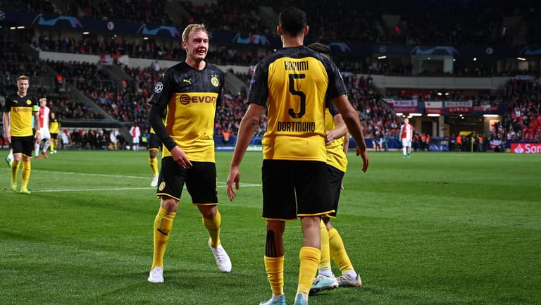 Borussia Dortmund bejubelt den 2:0-Auswärtserfolg am zweiten Champions-League-Spieltag in Prag: Achraf Hakimi (2.v.r.) avancierte dabei durch seinen Doppelpack zum Matchwinner.