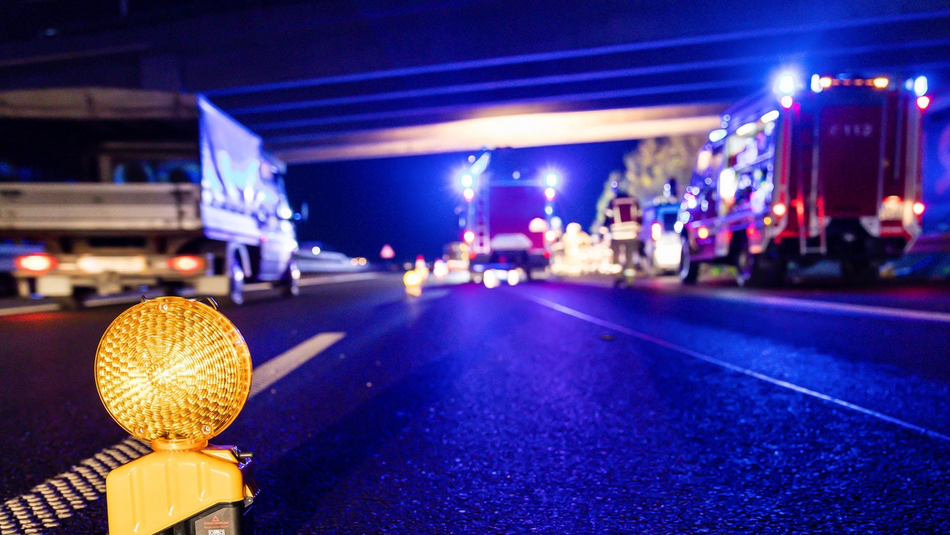 Unfall-Absicherung auf der Autobahn (Symbolbild): Nach einem Auffahrunfall sind drei menschen schwer verletzt ins Krankenhaus gekommen. Unfall-Absicherung auf der Autobahn (Symbolbild): Nach einem Auffahrunfall sind drei menschen schwer verletzt ins Krankenhaus gekommen.