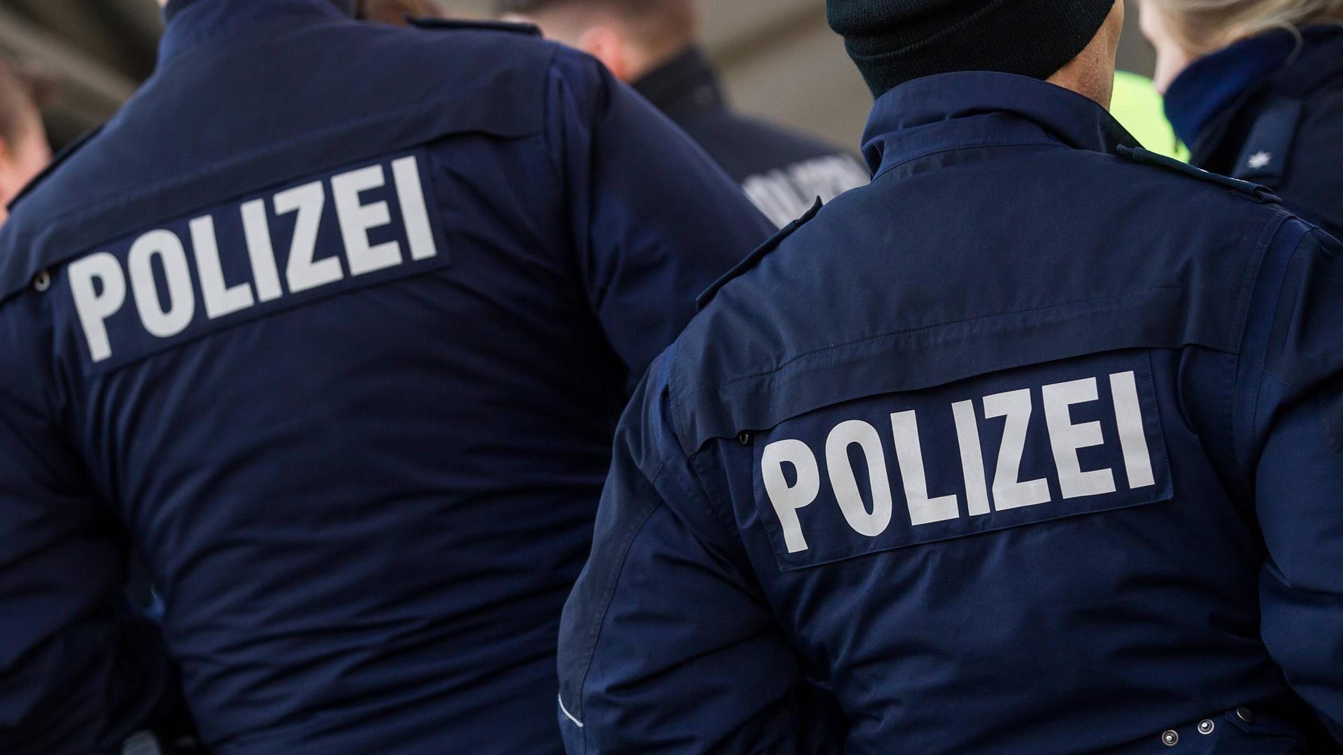 Polizeibeamte (Symbolfoto): Bei dem Anti-Terror-Einsatz soll es zu einem lauten Knall gekommen sein. Polizeibeamte (Symbolfoto): Bei dem Anti-Terror-Einsatz soll es zu einem lauten Knall gekommen sein.