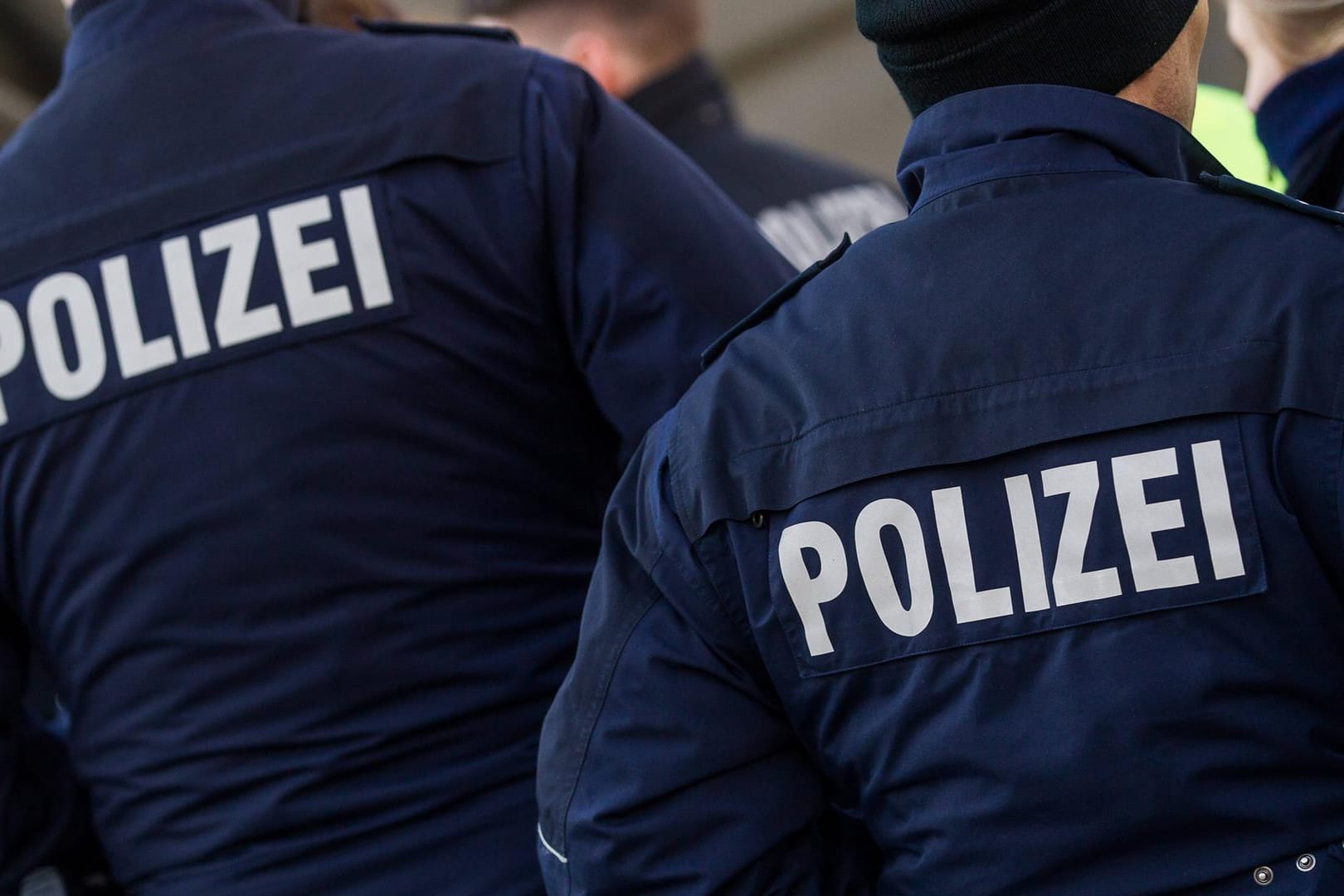 Polizeibeamte (Symbolfoto): Bei dem Anti-Terror-Einsatz soll es zu einem lauten Knall gekommen sein.