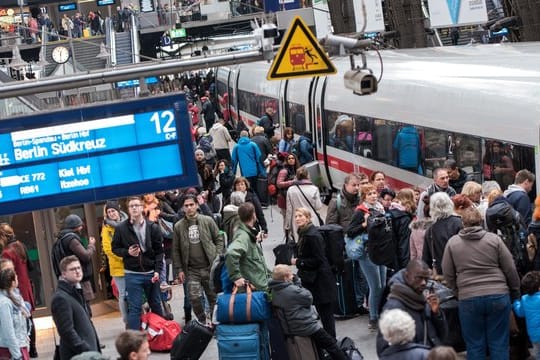 Reisende an einem Bahnhof: Der Grünen-Fraktionschef im Bundestag, Anton Hofreiter, glaubt nicht, dass Bahntickets im Fernverkehr schon Anfang 2020 billiger werden.