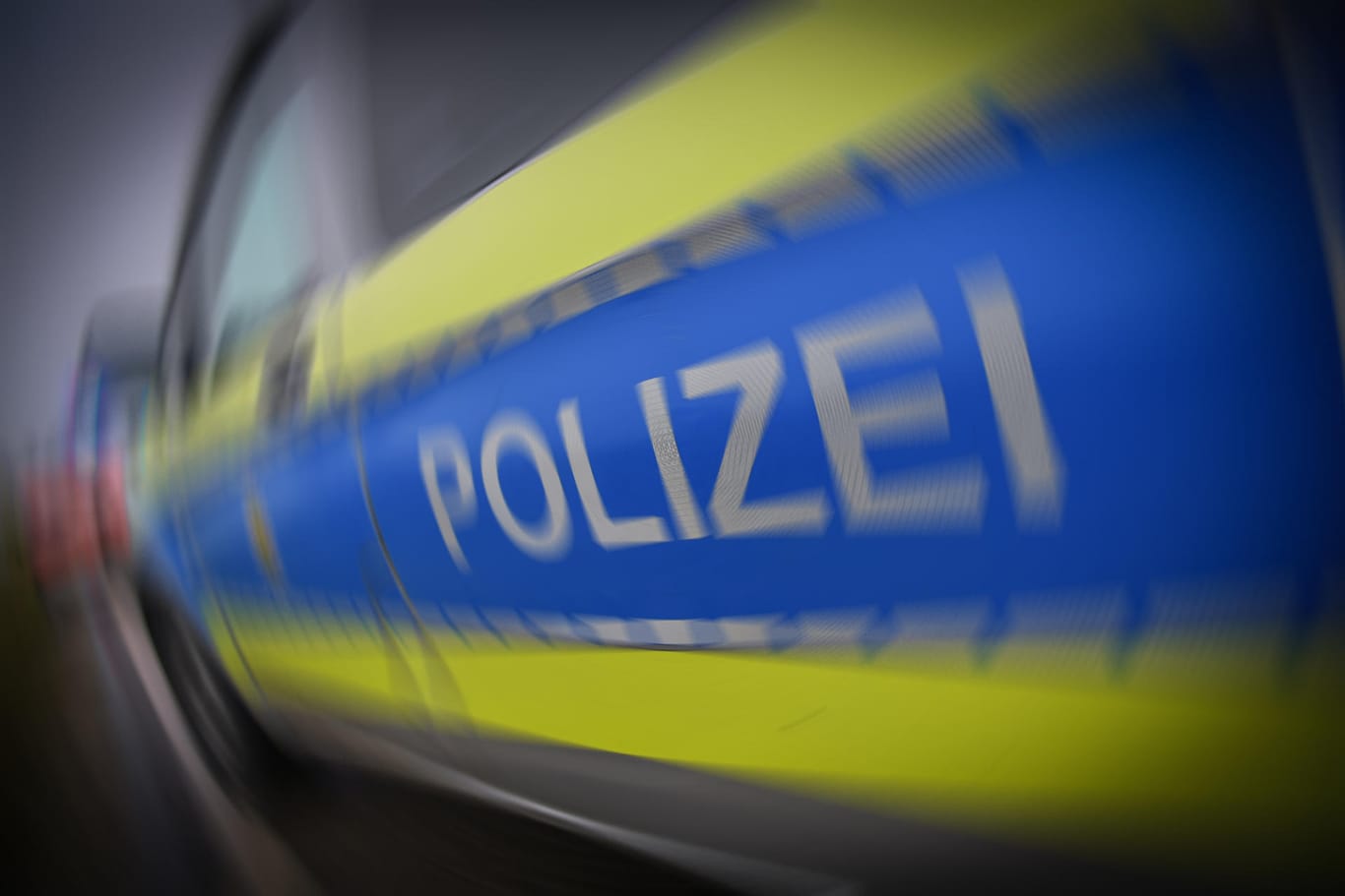 Der Schriftzug "Polizei" auf einem Polizeifahrzeug: Bei Dortmund hat ein Lkw Hunderte Kisten Bier verloren.