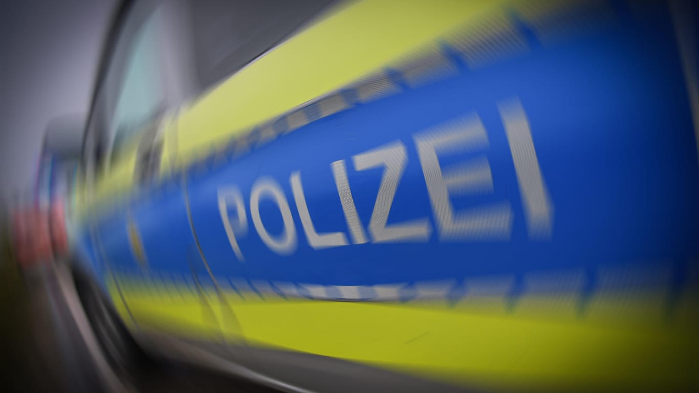 Der Schriftzug "Polizei" auf einem Polizeifahrzeug: Bei Dortmund hat ein Lkw Hunderte Kisten Bier verloren.