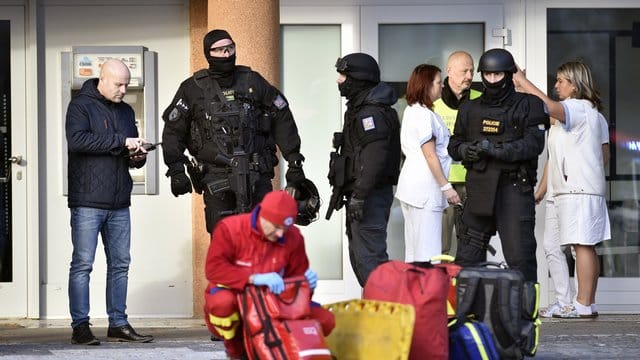 Die Polizei sichert mit einem Großaufgebot das Krankenhausgelände.
