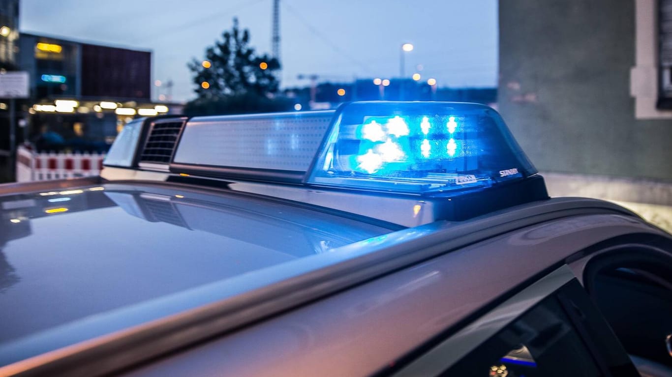 Das Blaulicht eines Einsatzwagens: Die Polizei im hessischen Hattersheim rückte mit einem großen Aufgebot aus – ein Mann bedrohte einen anderen mit Machete und Axt.