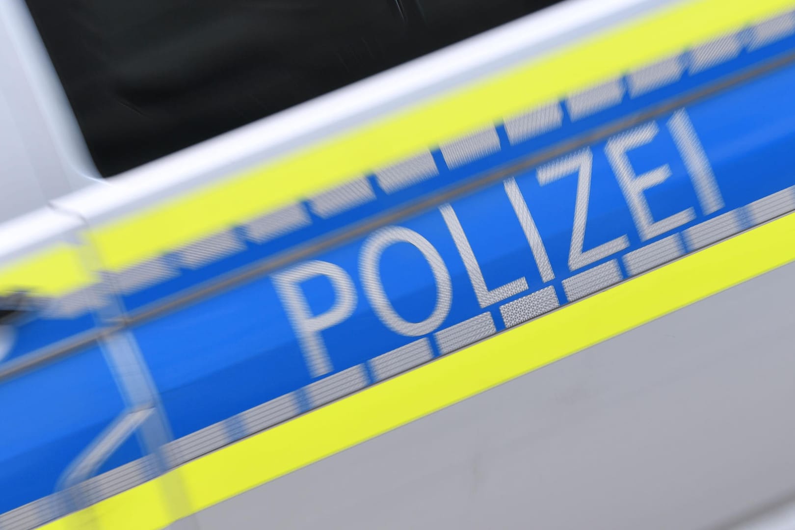 Einsatzfahrzeug der Polizei: In Hagen haben die Beamten einen betrunkenen Unfallfahrer aufgreifen können.