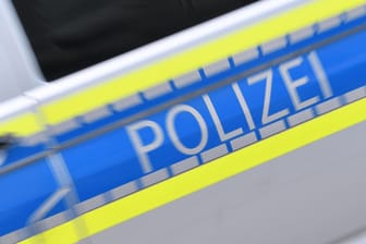 Einsatzfahrzeug der Polizei: In Hagen haben die Beamten einen betrunkenen Unfallfahrer aufgreifen können.