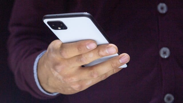 Makler-Apps lassen sich einfach über das Smartphone bedienen - doch sie taugen nur für gut informierte Verbraucher, die wenig Beratung in Versicherungsfragen benötigen. Makler-Apps lassen sich einfach über das Smartphone bedienen - doch sie taugen nur für gut informierte Verbraucher, die wenig Beratung in Versicherungsfragen benötigen.
