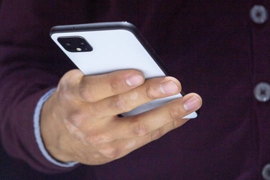 Makler-Apps lassen sich einfach über das Smartphone bedienen - doch sie taugen nur für gut informierte Verbraucher, die wenig Beratung in Versicherungsfragen benötigen. Makler-Apps lassen sich einfach über das Smartphone bedienen - doch sie taugen nur für gut informierte Verbraucher, die wenig Beratung in Versicherungsfragen benötigen.
