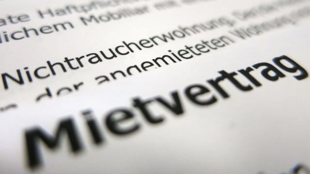 Deutsche Gerichte haben Ausländern bereits mehrfach Schadenersatz zugesprochen, wenn sie bei Wohnungsvermietungen wegen ihrer Herkunft abgewiesen wurden. Deutsche Gerichte haben Ausländern bereits mehrfach Schadenersatz zugesprochen, wenn sie bei Wohnungsvermietungen wegen ihrer Herkunft abgewiesen wurden.