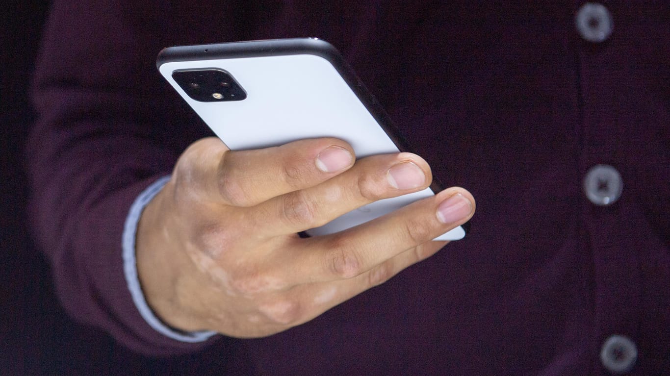 Ein Mann benutzt ein Smartphone: Makler-Apps eignen sich für Verbraucher, die wenig Beratung bei der Versicherung benötigen. (Symbolbild)