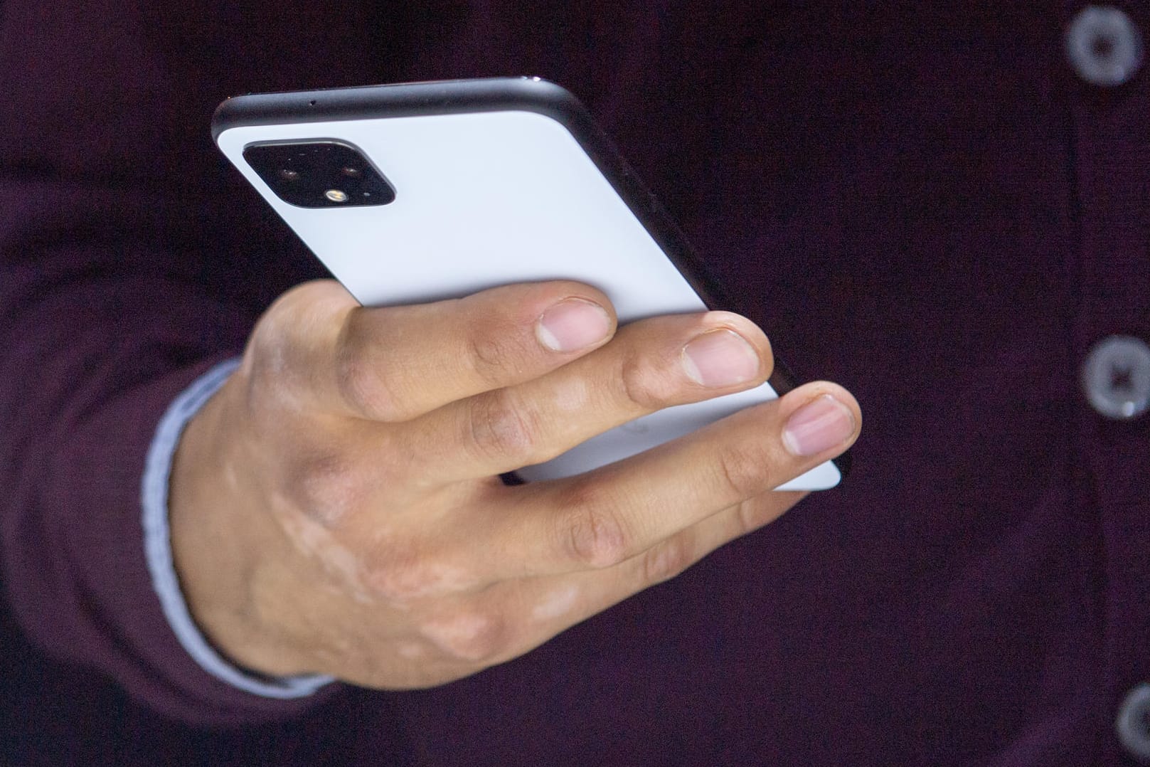 Ein Mann benutzt ein Smartphone: Makler-Apps eignen sich für Verbraucher, die wenig Beratung bei der Versicherung benötigen. (Symbolbild) Ein Mann benutzt ein Smartphone: Makler-Apps eignen sich für Verbraucher, die wenig Beratung bei der Versicherung benötigen. (Symbolbild)